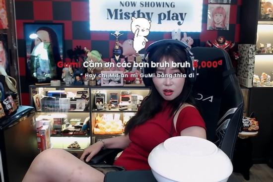 MisThy kéo váy cao nhạy cảm đến bất thường trên stream, fan nhìn mà thấy xót xa