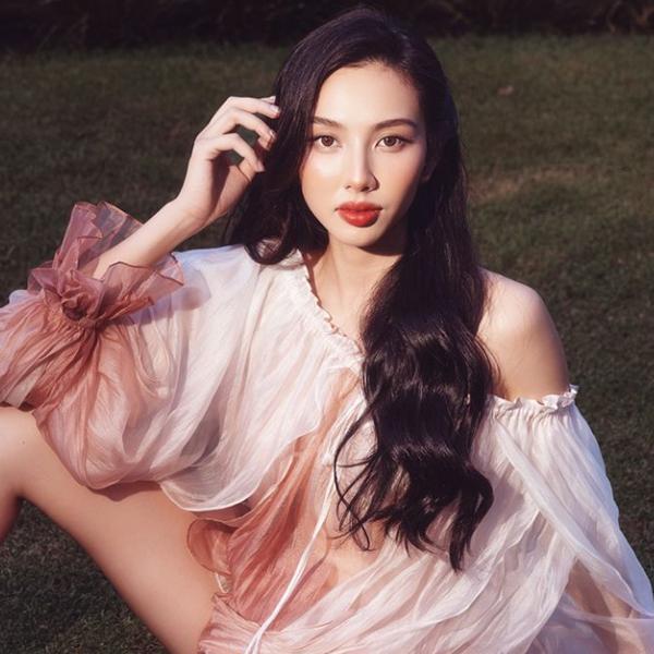 Hai vật bất ly thân giúp làm đẹp da của hoa hậu vừa dính tin đồn sắp làm vợ Quang Linh Vlog-8