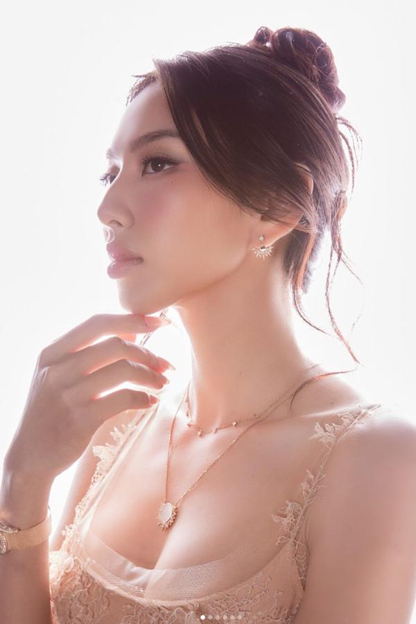 Hai vật bất ly thân giúp làm đẹp da của hoa hậu vừa dính tin đồn sắp làm vợ Quang Linh Vlog-9