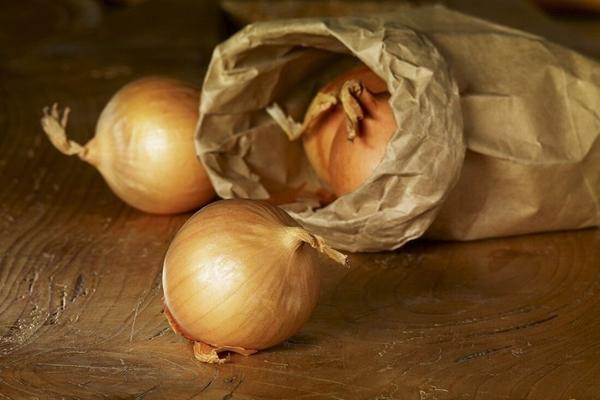 Hít 15 quả bóng cười, cô gái 16 tuổi bị liệt 2 chân-2