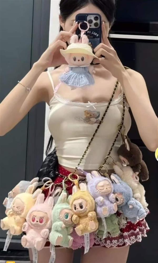 Chị em săn lùng móc khóa gấu bông bé tí với giá tiền triệu-1