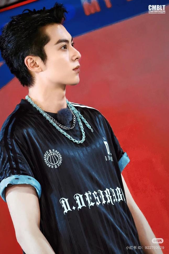 Hỗn loạn cảnh nam diễn viên bị đám đông vây kín-2