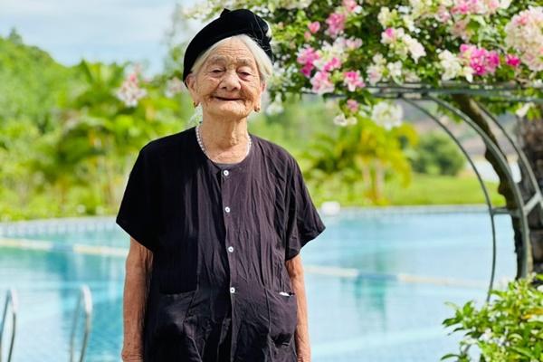 Cụ bà U90 vẫn nhớ người yêu cũ của chồng, dân mạng khen quá dễ thương-3