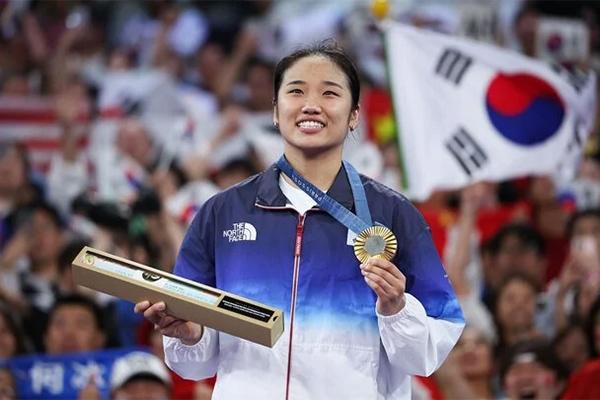 VĐV Việt từng ăn mỗi ngày 300g thịt bò, 1kg thịt gà, 20 lòng trắng trứng, 1kg táo, 2kg chuối, 2 lít sữa... là ai?-3