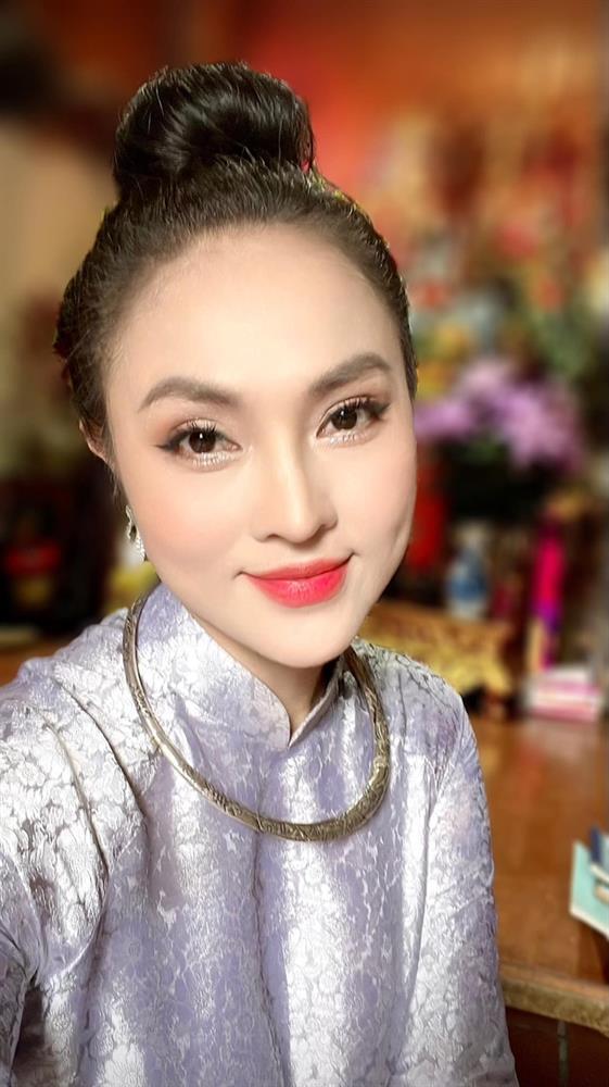 Nhan sắc vợ đẹp kém 32 tuổi của NSND là nguyên giám đốc Nhà hát Tuổi trẻ và Nhà hát kịch Việt Nam-5