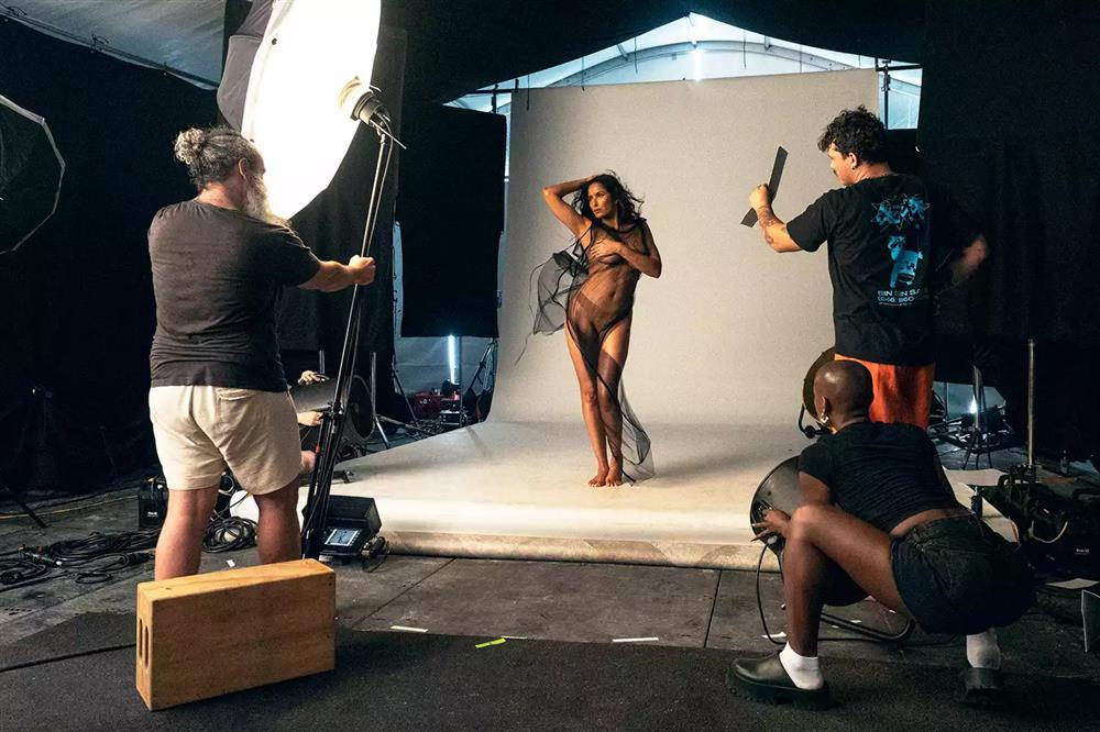 Người mẫu 54 tuổi gây sốc khi gần như khỏa thân hoàn toàn chụp ảnh lịch-2