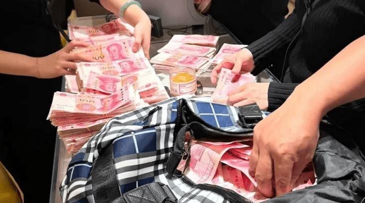 Bị nhân viên cửa hàng khinh thường, nữ đại gia chở 2 tỷ tiền mặt đến dằn mặt-1