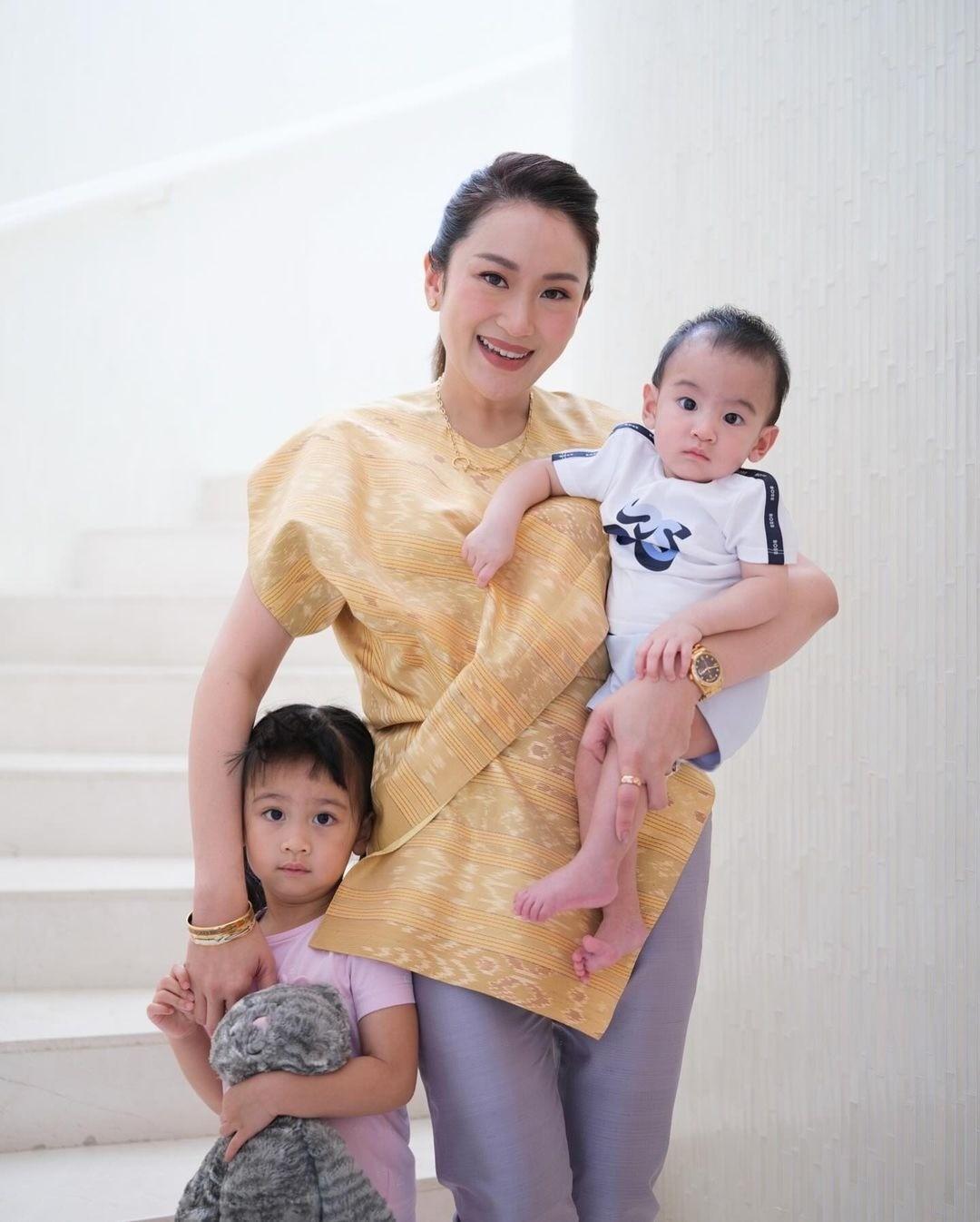 Phong cách sành điệu của nữ Thủ tướng Thái Lan nhậm chức ở tuổi 37-10