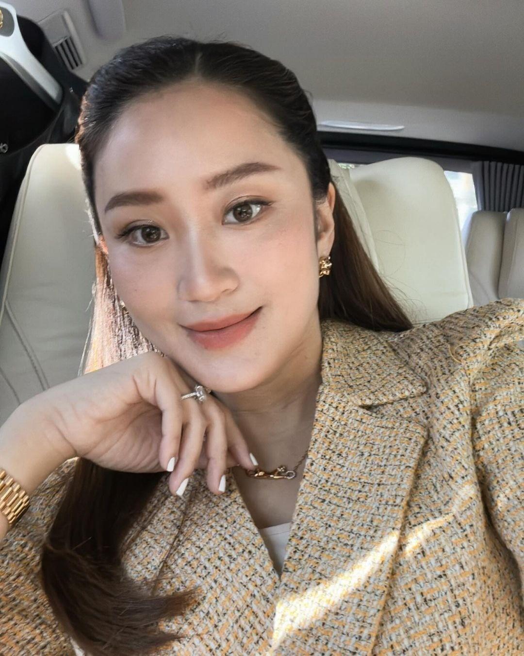 Phong cách sành điệu của nữ Thủ tướng Thái Lan nhậm chức ở tuổi 37-3