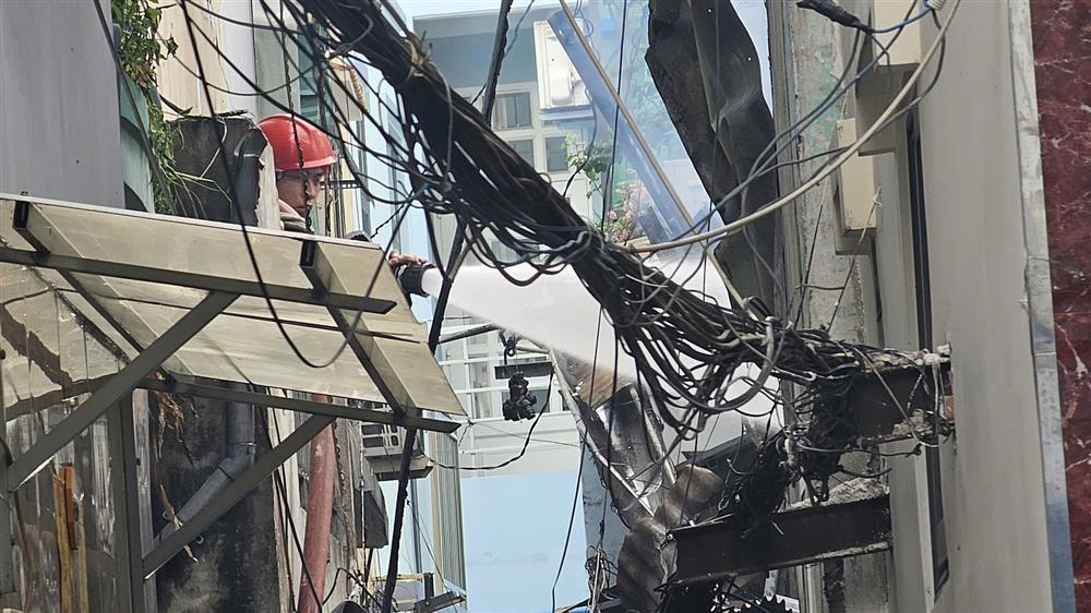 Cháy nhà dân trong hẻm ở TPHCM, 4 người mắc kẹt được giải cứu-3