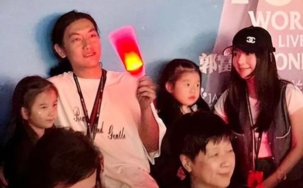 Lộ ảnh con gái Quách Phú Thành khiến truyền thông khen ngợi-2