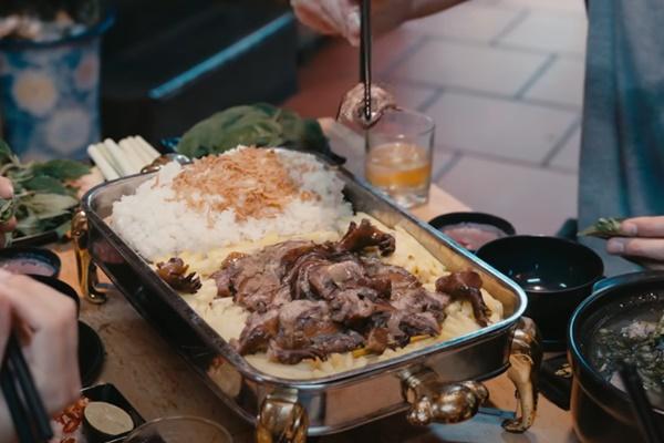 Thực khách bị chỉ trích dữ dội vì ăn uống vô độ khi đến quán buffet tôm hùm-2