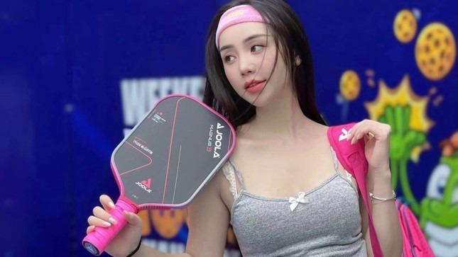 Mặc quần áo như các bà, các mẹ đi chơi Pickleball, Quỳnh Kool, Quỳnh Nga bị chê thách thức dư luận-3