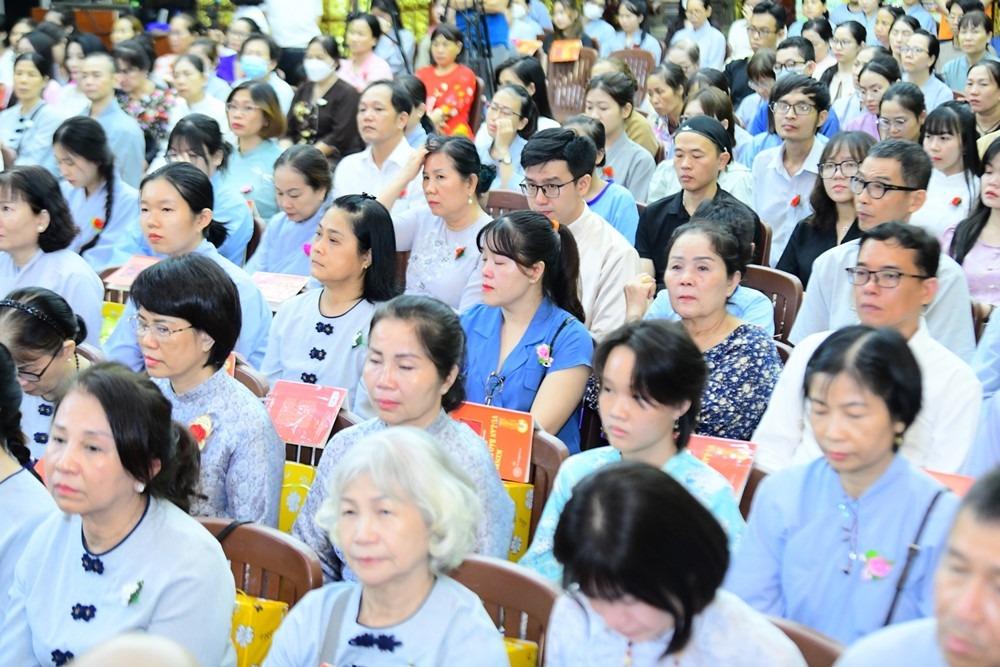 Phật tử rơi nước mắt với bài nói về công ơn cha mẹ của ca sĩ Thủy Tiên-9