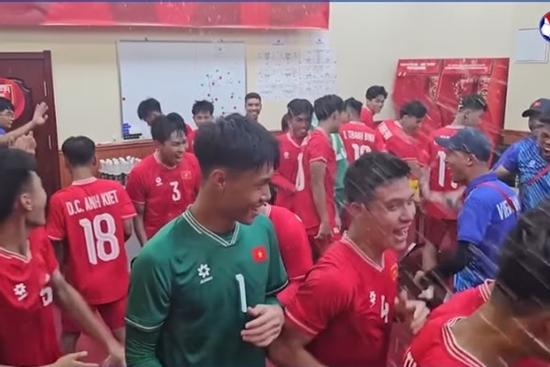 Hé lộ thông điệp đặc biệt của HLV Việt Nam trong phòng thay đồ sau chiến thắng ngoạn mục