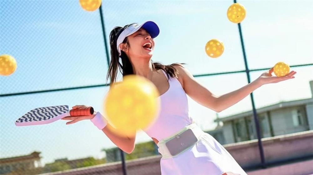 Mặc gì giữa tranh cãi chơi Pickleball chủ yếu khoe thân, làm màu-4