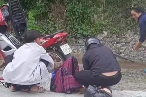 Bức ảnh bọc sản phụ trong túi nylon khổng lồ để tránh gió gây sốt mạng-3