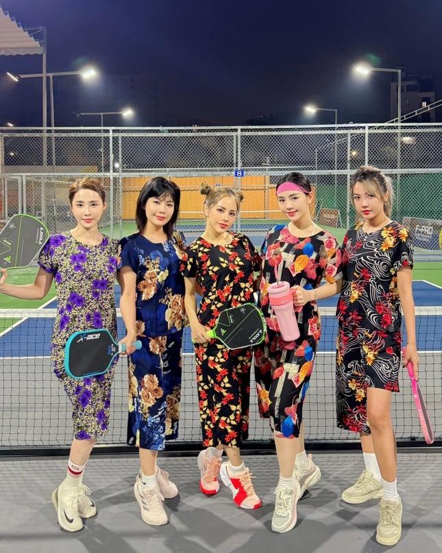 Mặc đồ bà thím đi chơi Pickleball, Quỳnh Nga nói: Tôi không đáp trả dư luận