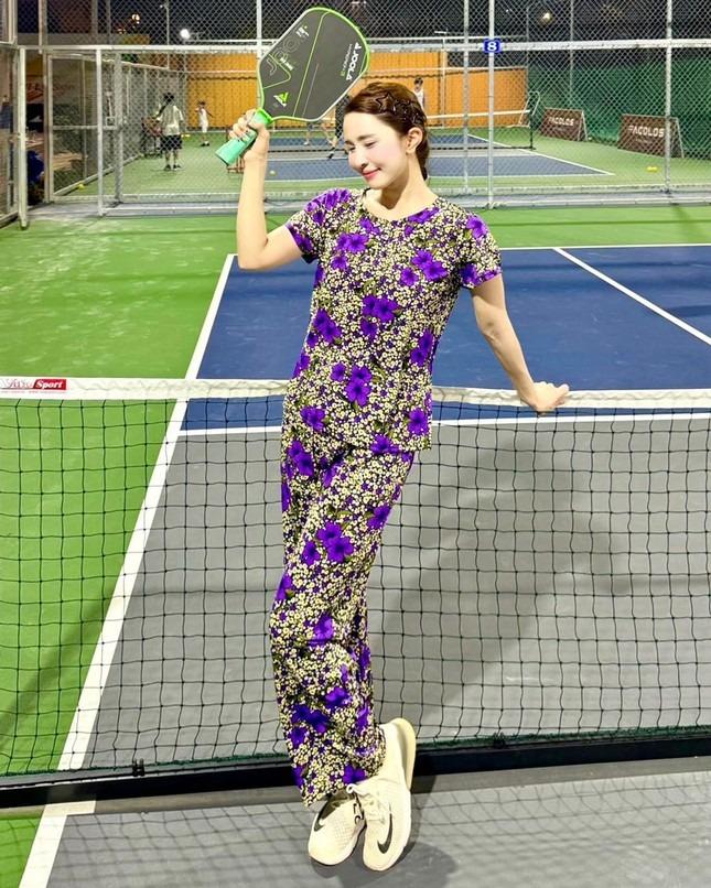 Mặc đồ bà thím đi chơi Pickleball, Quỳnh Nga nói: Tôi không đáp trả dư luận