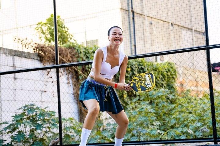 Chơi thể thao mặc mát mẻ là đúng, sao phải dè bỉu, chê bai cô gái pickleball?-1