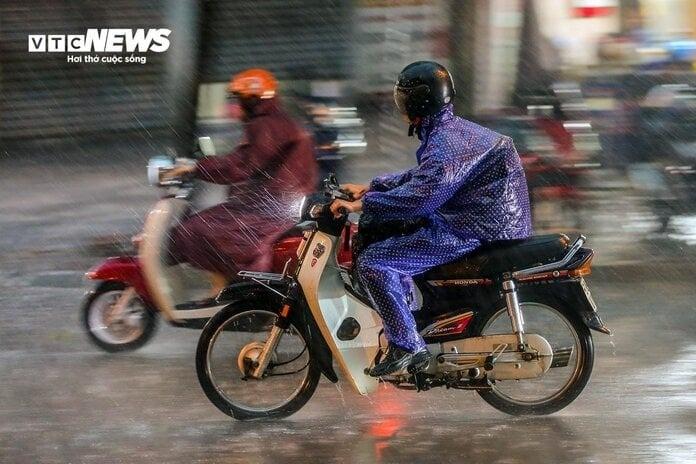 Dự báo thời tiết 20/8/2024: Mưa lớn diện rộng ở miền Bắc, Hà Nội oi nóng-2