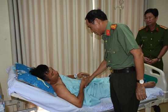 Bắt kẻ cầm mã tấu chém trọng thương thiếu tá công an phường