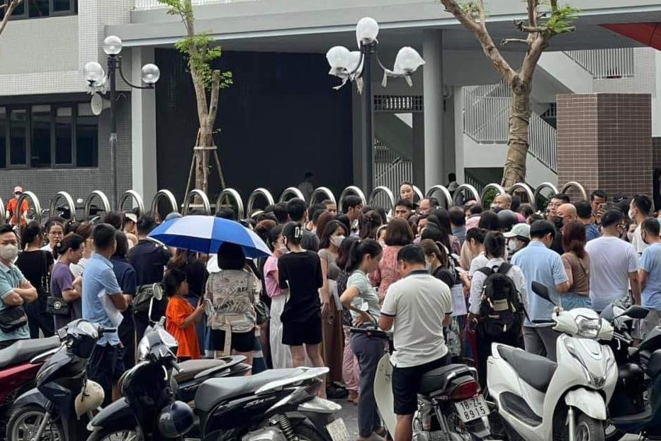 Vụ phụ huynh quây trường ở Hà Nội: Hơn 500 phụ huynh viết đơn xin chuyển trường cho con-2