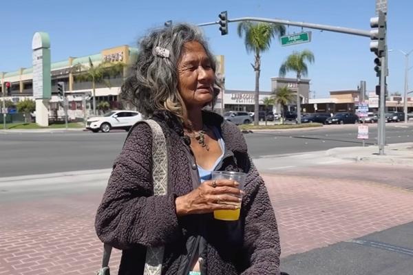 Một nữ ca sĩ đi lang thang, lạnh quá phải xin tiền đồng nghiệp để thuê phòng ngủ-3