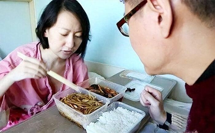 Cô gái mặc váy cưới, vẫy tay chào mọi người trong đám tang chính mình-4