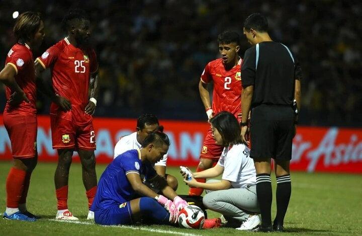 Nữ giám đốc giàu có làm bác sỹ cho đội bóng Myanmar-7