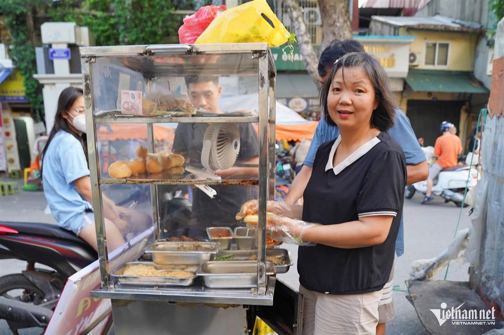 Bánh mì tí hon ở phố cổ Hà Nội bị chê đắt, khách vẫn đông nườm nượp-2