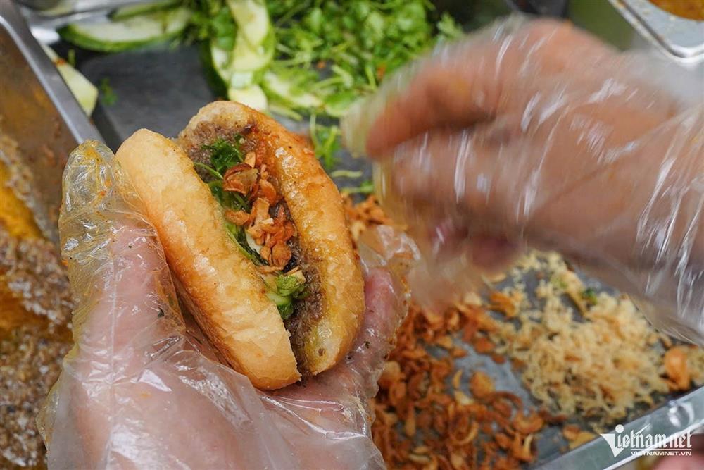 Bánh mì tí hon ở phố cổ Hà Nội bị chê đắt, khách vẫn đông nườm nượp-3