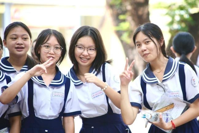 Cô gái lên tiếng trước tranh cãi bỏ xe máy để chạy bộ khỏi điểm sạt lở-3