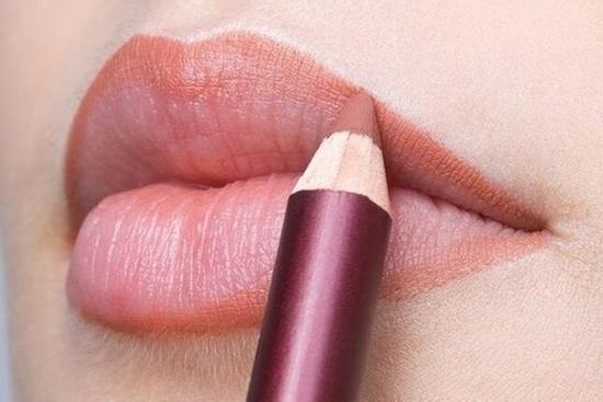 Những việc nên và không nên làm khi tô son đỏ