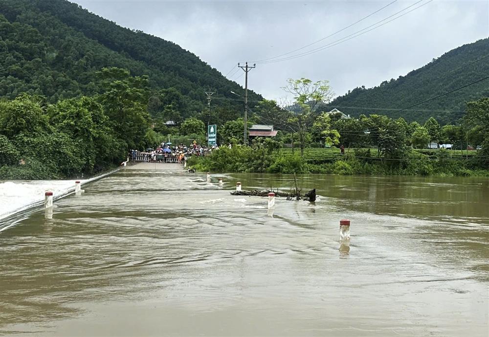 Cố đi xe máy qua ngầm tràn, người đàn ông ở Thái Nguyên bị nước cuốn trôi-1