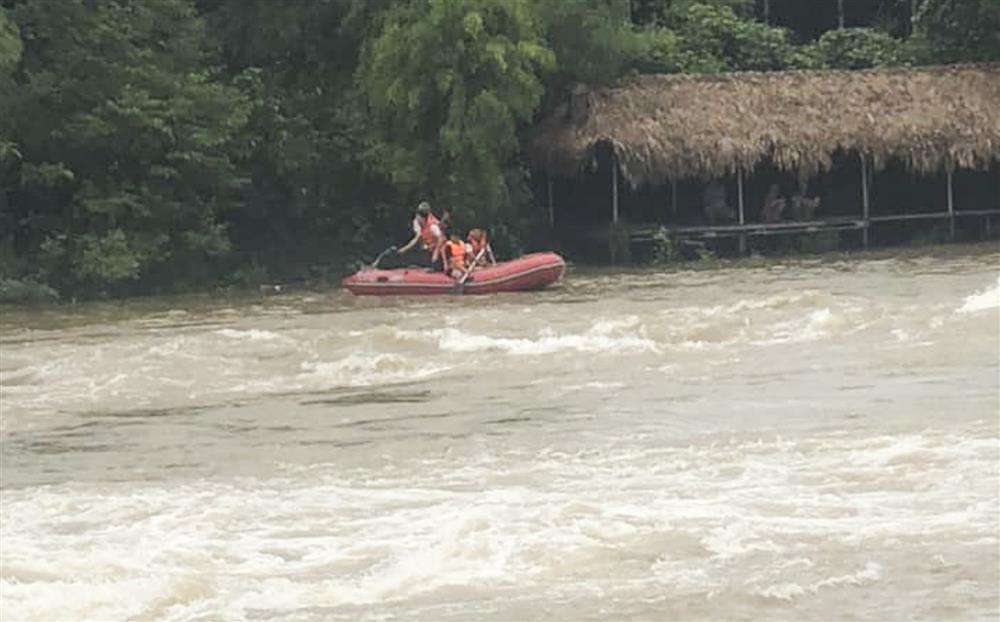 Cố đi xe máy qua ngầm tràn, người đàn ông ở Thái Nguyên bị nước cuốn trôi-2