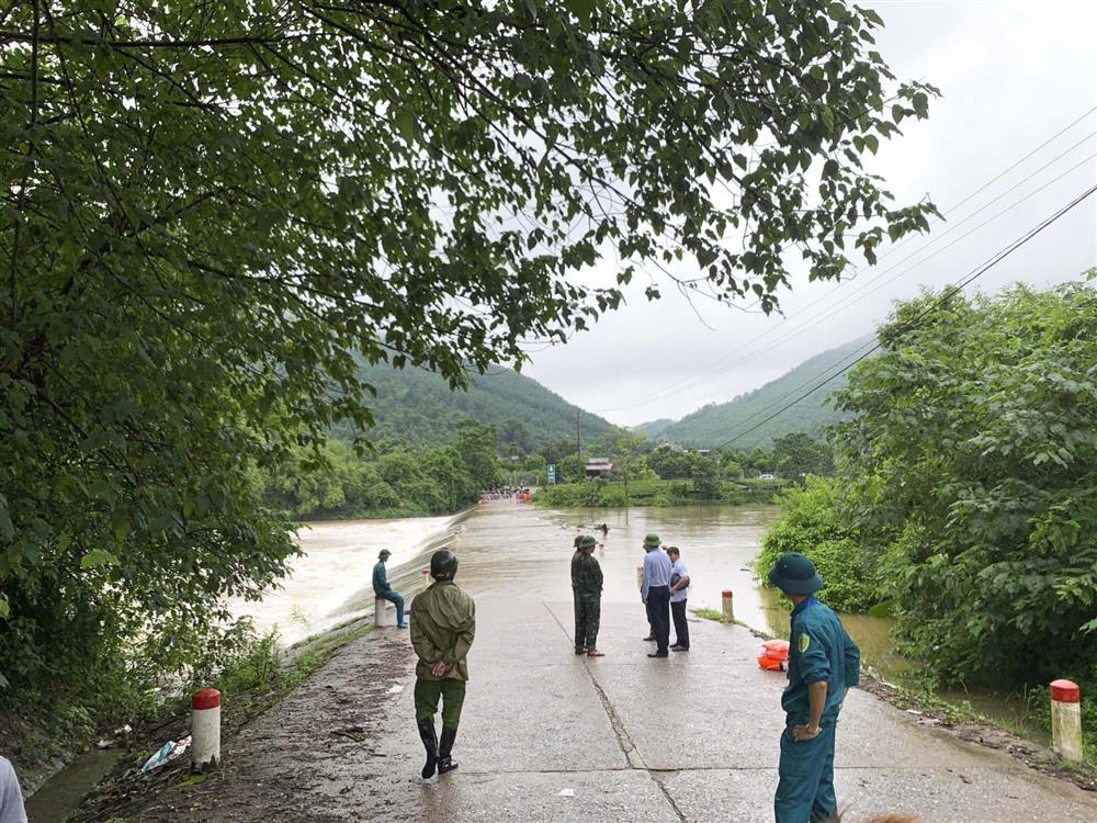 Cố đi xe máy qua ngầm tràn, người đàn ông ở Thái Nguyên bị nước cuốn trôi-3