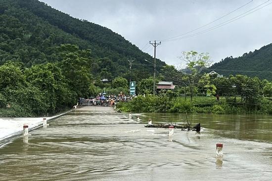 Cố đi xe máy qua ngầm tràn, người đàn ông ở Thái Nguyên bị nước cuốn trôi