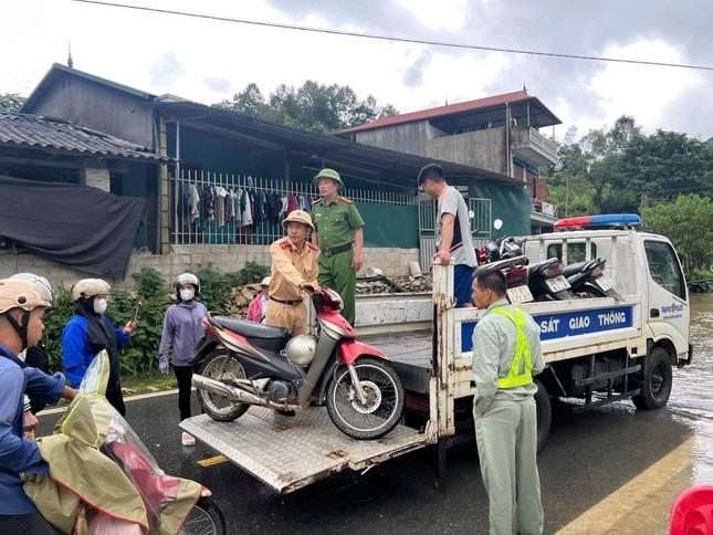 Mưa lũ, sạt lở khiến 3 người thương vong, nhiều tuyến giao thông tê liệt-7