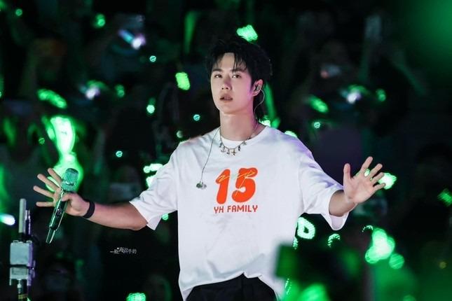 Dù không đóng nhiều phim, Vương Nhất Bác vẫn được các nhãn hàng yêu thích vì lý do này-4