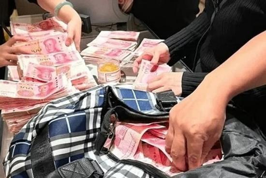 Ghét thái độ của nhân viên cửa hàng xa xỉ, 2 tháng sau nữ đại gia trả đũa cực 'ngọt'