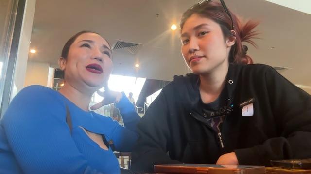 Một nữ NSƯT đi chợ tại Úc, ai cũng chạy tới xin chụp hình, hỏi thăm-1