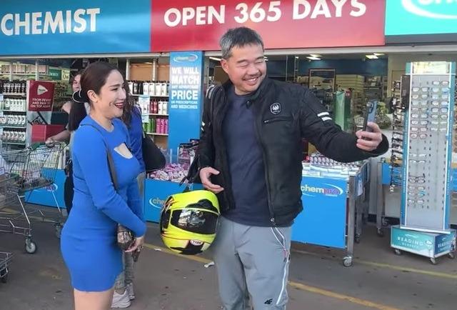 Một nữ NSƯT đi chợ tại Úc, ai cũng chạy tới xin chụp hình, hỏi thăm-2