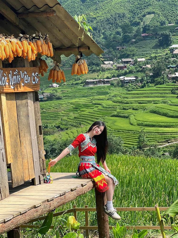 Du khách ngồi giữa ruộng bậc thang Sa Pa, nhâm nhi cà phê, ngắm mây bồng bềnh-3