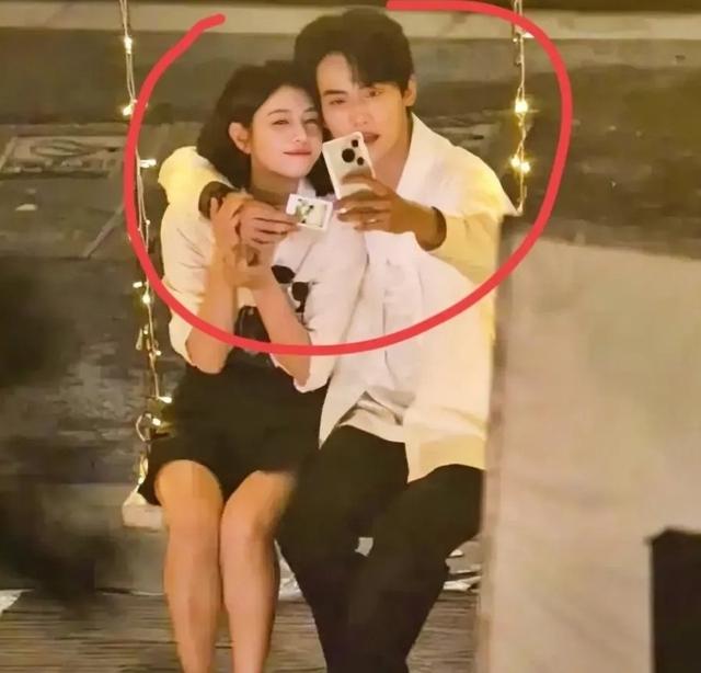 Showbiz có mỹ nhân 13 năm trẻ mãi không già, U40 vẫn đẹp đôi bên trai trẻ kém 19 tuổi-1