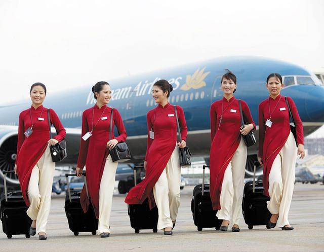 5 lần đổi đồng phục của Vietnam Airlines: Từ quần tây - sơ mi trắng đến áo dài đỏ và trang phục gây tranh cãi-6