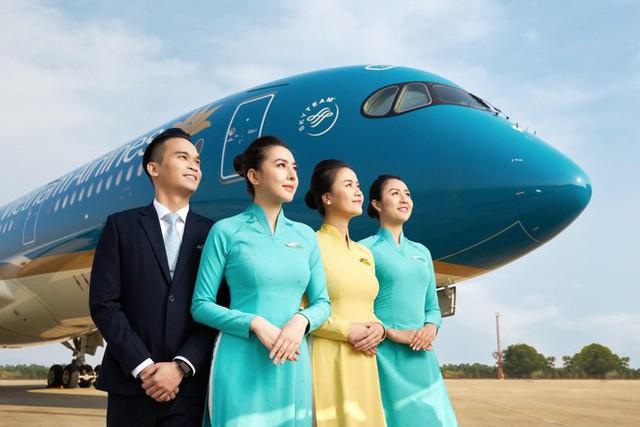 5 lần đổi đồng phục của Vietnam Airlines: Từ quần tây - sơ mi trắng đến áo dài đỏ và trang phục gây tranh cãi-7