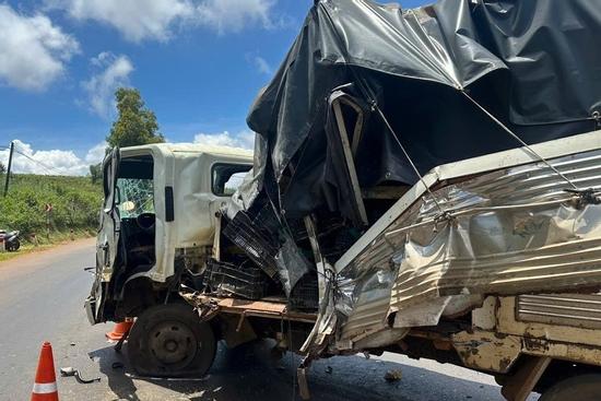 4 xe tải tông nhau ở Đắk Lắk, 3 người bị thương