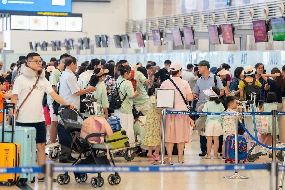 Cảnh tượng bên trong sân bay Tân Sơn Nhất trước kỳ nghỉ 2/9-11