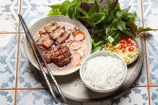 Pha nước chấm bún chả Hà Nội bằng giấm hay chanh?
